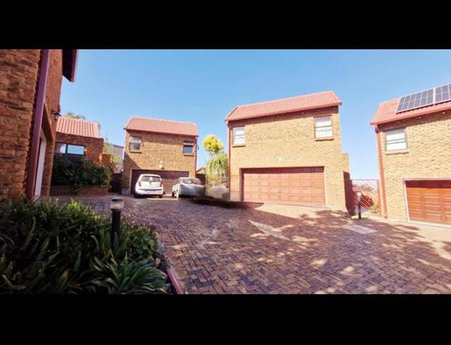 3 BEDROOM TOWNHOUSE FOR SALE IN BASSONIA